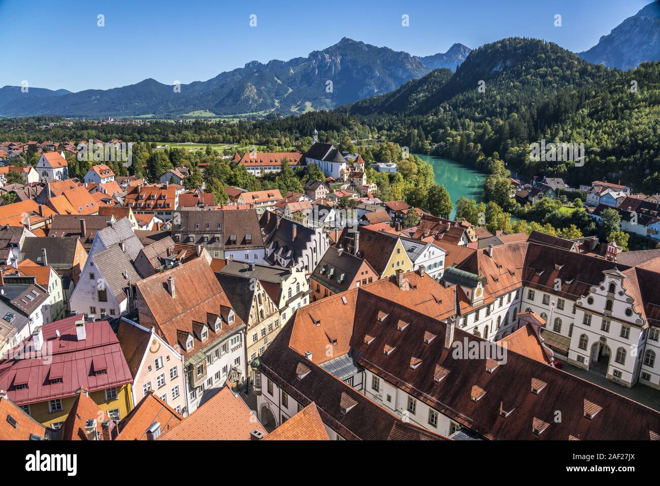 Altstadt mit Gutenbrunnerstraße 1, der Fluss Lech und die Berge gesehen von oben, Füssen im Allgäu, Bayern, Deutschland | vieille ville avec l'église Saint Stéphane, rivière Lech et les montagnes autour de Füssen vu de dessus, Allgaeu, Bavaria, Allemagne | conditions dans le monde entier Banque D'Images