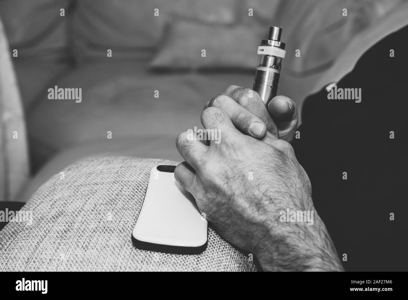 Interdire les cigarettes électroniques. Un homme tient une cigarette électronique. Atteinte à la santé, remplacement des cigarettes, provoquant le cancer et autres maladies. Fermer Banque D'Images