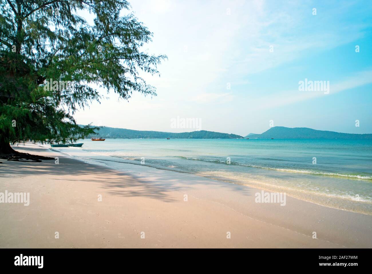 Les vagues douces de l'océan tropical jaune à longue plage de sable avec beaucoup d'empreinte sur la magnifique île de Koh Rong, Cambodge Banque D'Images