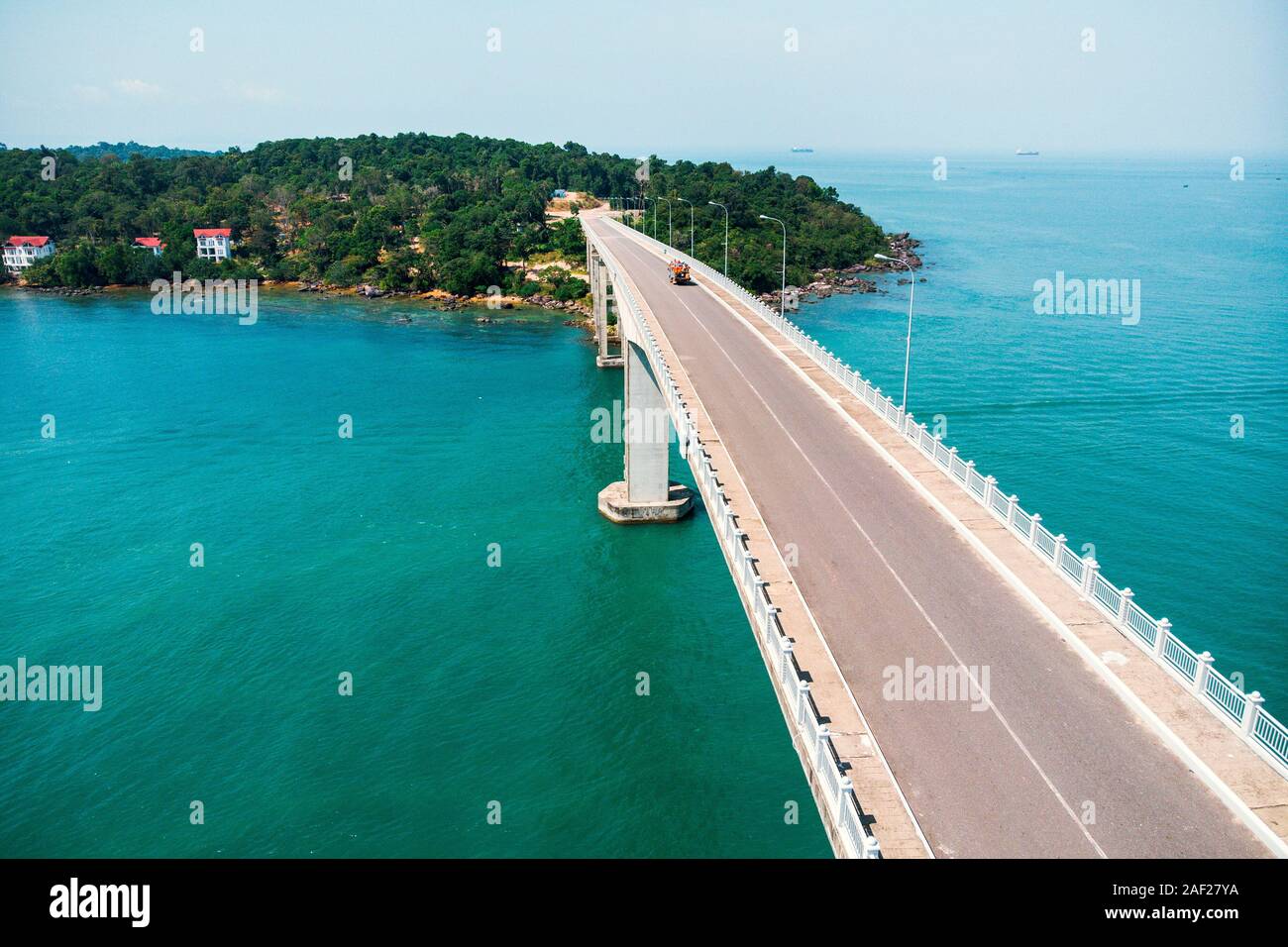 Scenic Vue aérienne du pont sur la mer. pont TECHO MORAKAT à Snake Island KOH PUOS. Sihanoukville. Le Cambodge. Vue de dessus Vue aérienne. Banque D'Images