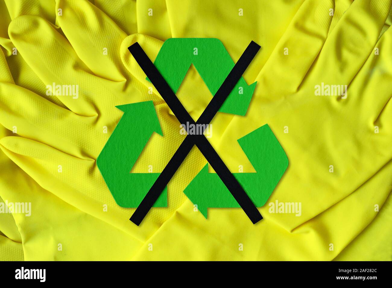 Ne pas recycler symbole sur fond des gants en caoutchouc pour lave-vaisselle - Concept de non recyclables et les matériaux Banque D'Images