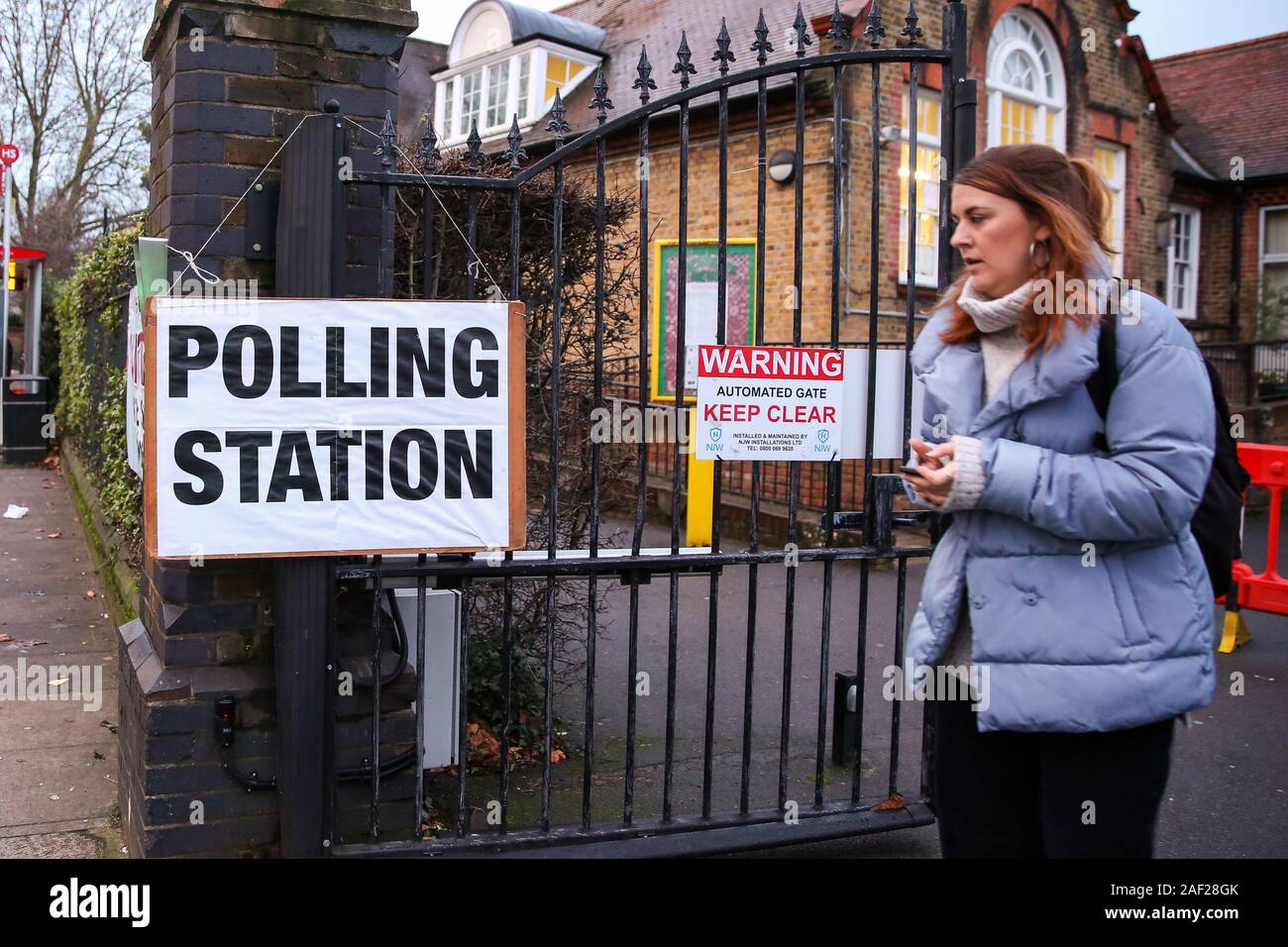 Un électeur quitte un bureau de vote de Haringey, au nord de Londres après le vote à l'élection générale britannique. Les bureaux de vote ont ouvert en tant que nation la voix pour décider le prochain gouvernement britannique dans la première élection de décembre depuis 1923. Banque D'Images