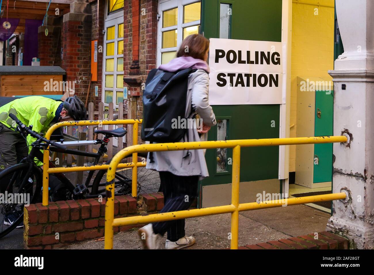 L'électeur entre dans un bureau de vote de Haringey, au nord de Londres à voter à l'élection générale britannique. Les bureaux de vote ont ouvert en tant que nation la voix pour décider le prochain gouvernement britannique dans la première élection de décembre depuis 1923. Banque D'Images