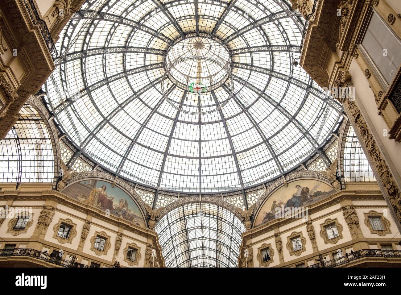 À l'intérieur de la galerie Vittorio Emanuele II au moment de Noël, Milan, Italie Banque D'Images