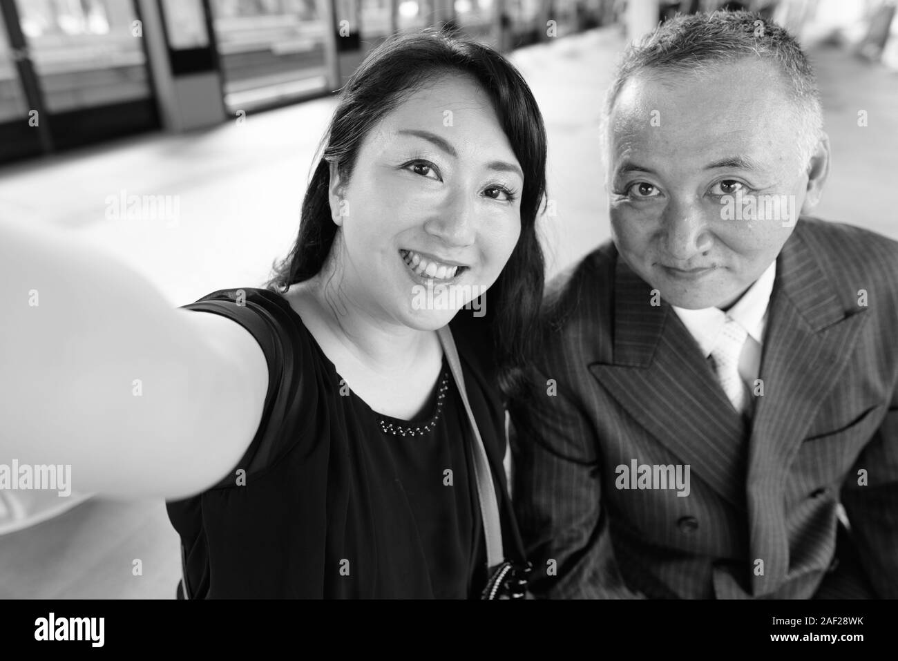 Mature Asian businessman et mature Asian woman explorer la ville ensemble Banque D'Images