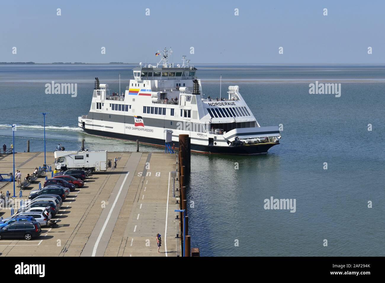 La mer des Wadden avec le ferry de la compagnie maritime, Norderaue W.D.R. directement à côté de Dagebüll's big pier, 25 août 2019 | Le monde d'utilisation Banque D'Images