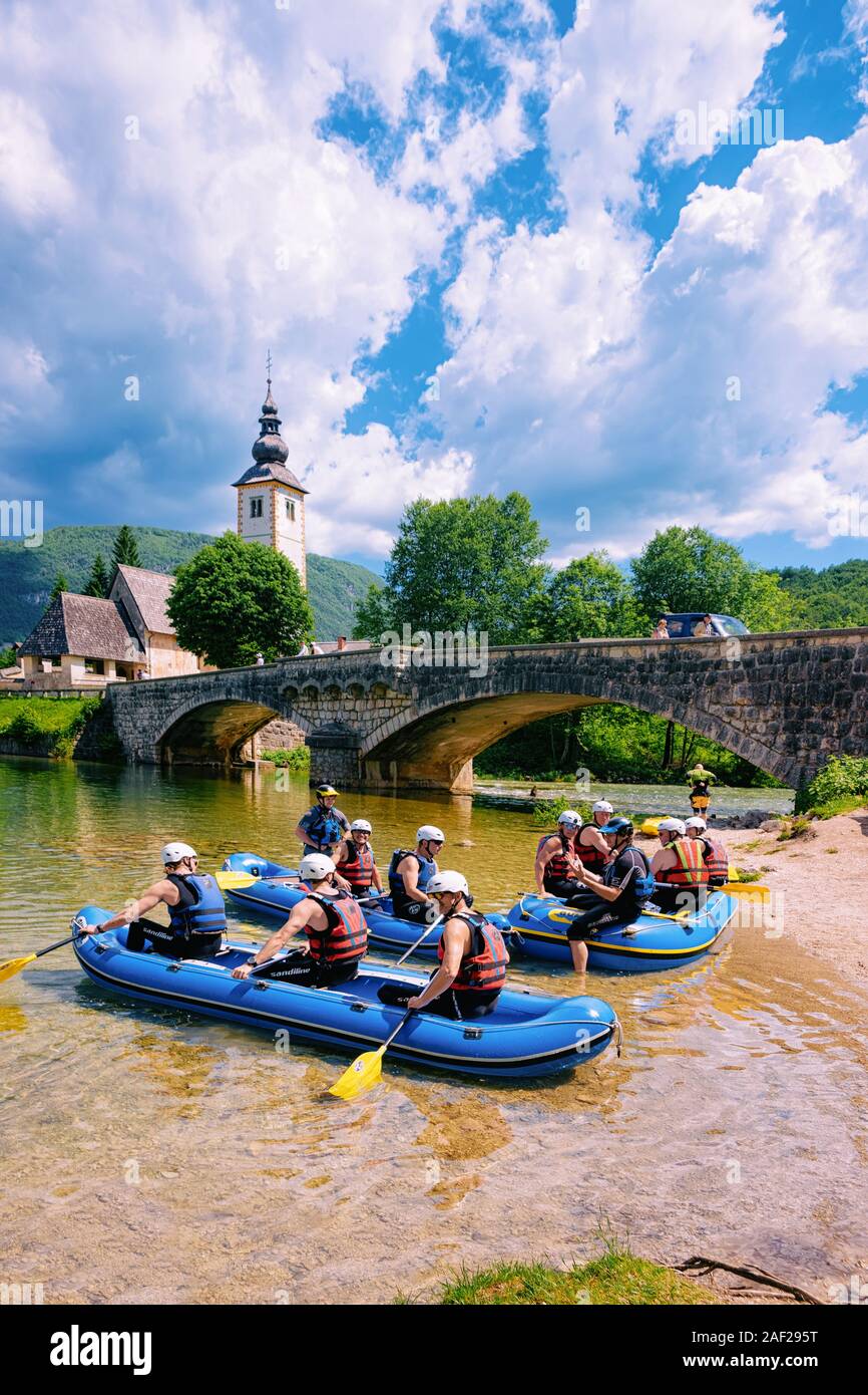Décor d'hommes canoë dans le lac de Bohinj en Slovénie Banque D'Images