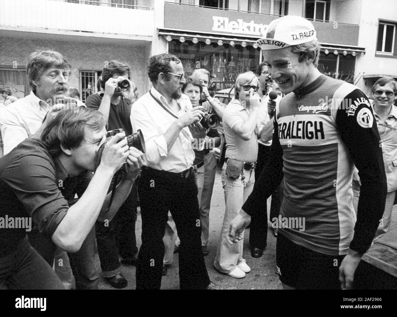 Dietrich Thurau, porteur du maillot jaune, quitte son hôtel à Fribourg le 14 juillet 1977 pour quelques tours de formation. Le Tour de France a pris un jour de congé en raison de la fête nationale française. Thurau est né le 9 novembre 1954 à Frankfurt am Main. Dans le monde d'utilisation | Banque D'Images