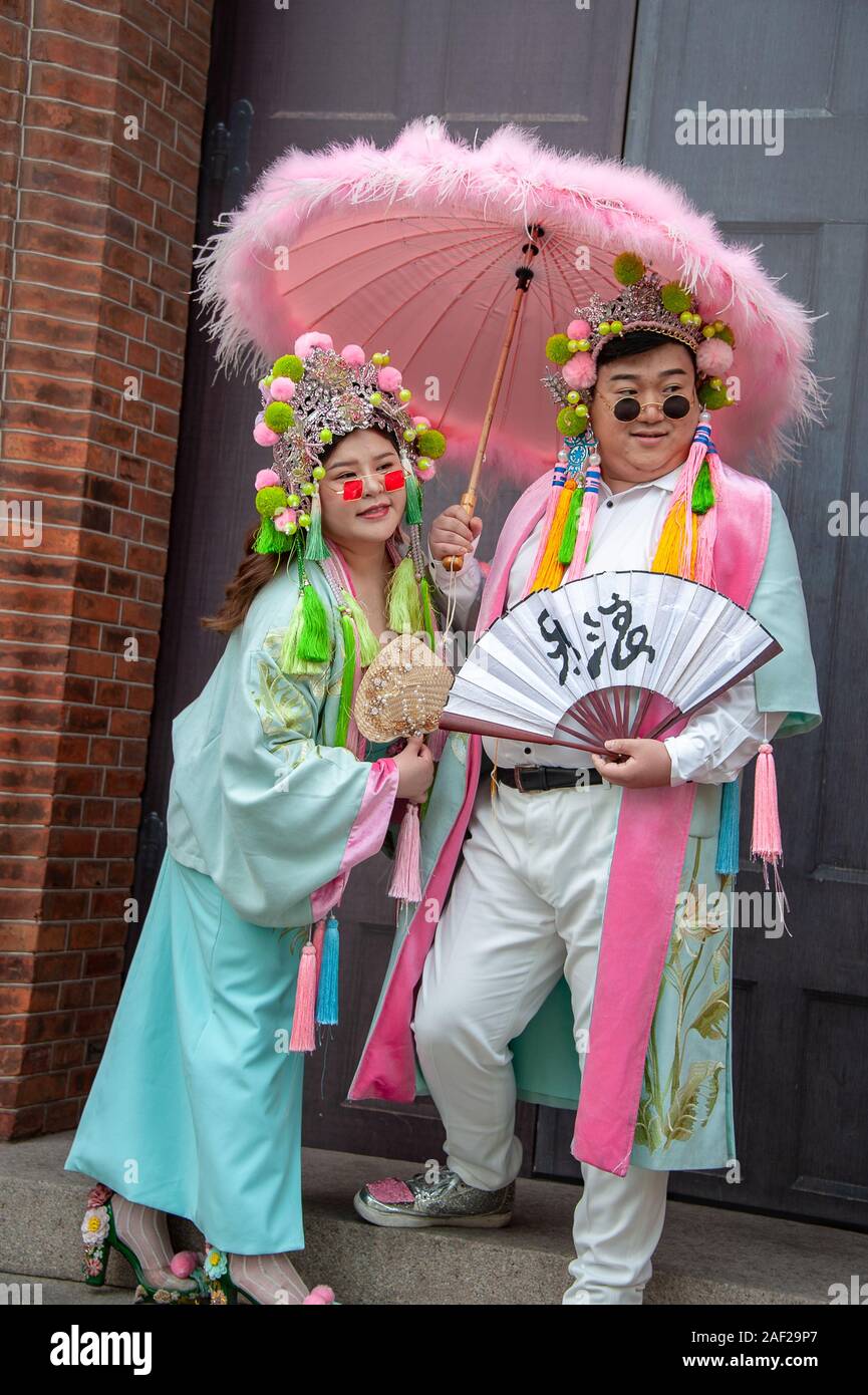 Shanghai, Chine - Novembre 2019 : Jeune couple habillés en costume chinois colorés qui pose pour photos avant-mariage Banque D'Images