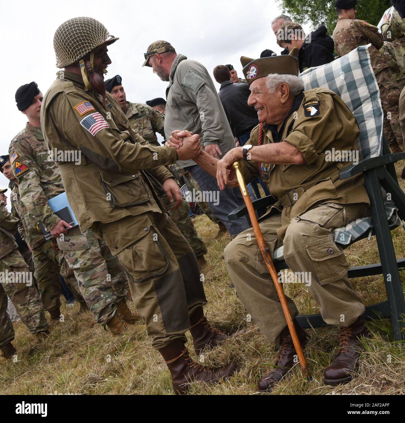 Célébrations du 75e anniversaire du débarquement en Normandie : des soldats américains de la 101ème Airborne Division parachutée dans le Marais de Carentan Banque D'Images