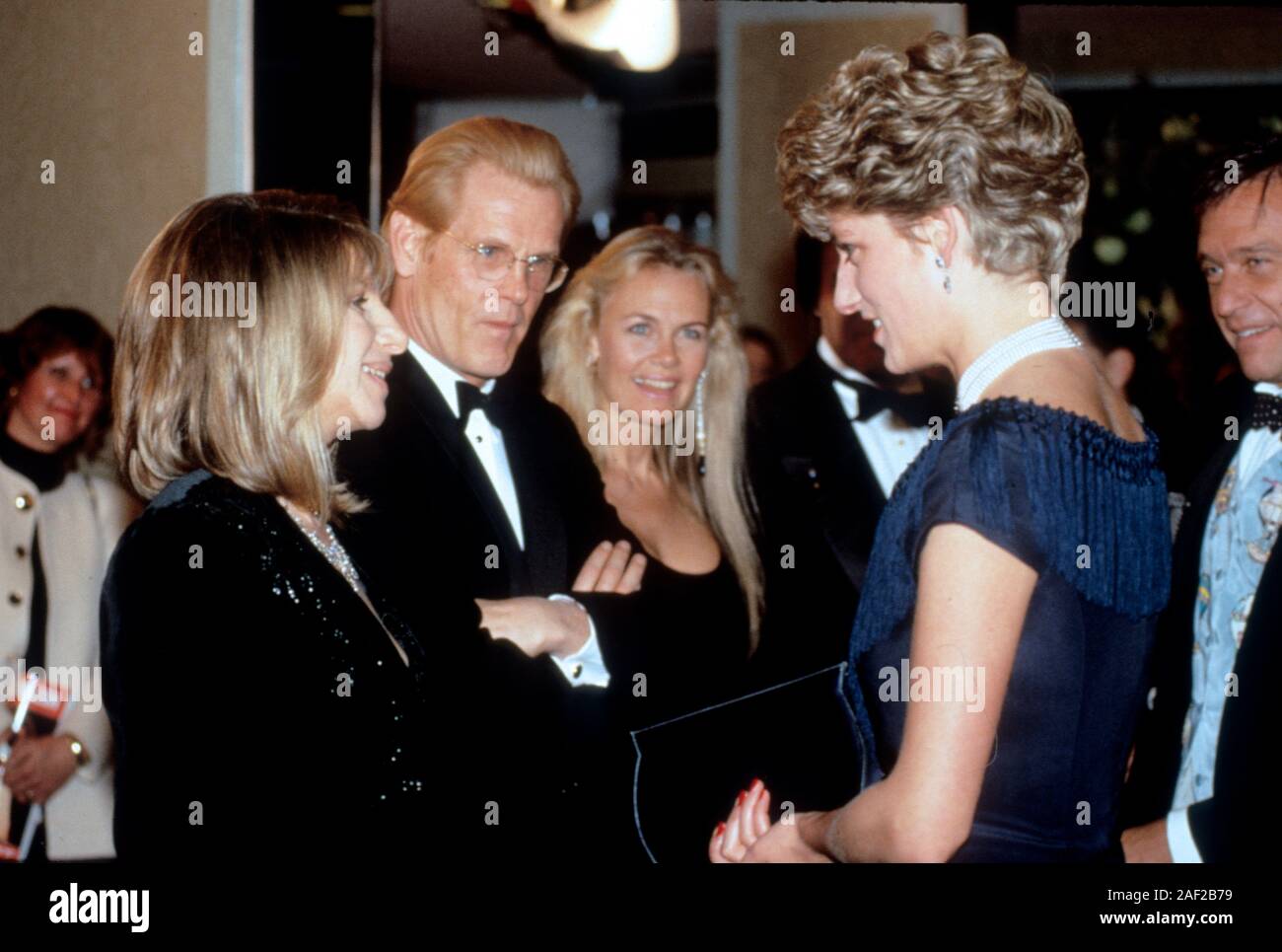 Barbra Streisand et Nick Nolte rencontrez SAR la Princesse Diana lors de la première du film européen du prince des marées, Londres, Angleterre 1991. Banque D'Images