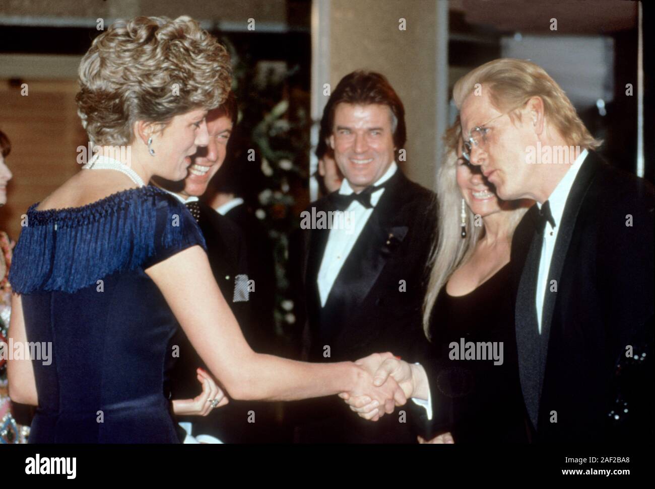 Barbra Streisand et Nick Nolte rencontrez SAR la Princesse Diana lors de la première du film européen du prince des marées, Londres, Angleterre 1991. Banque D'Images