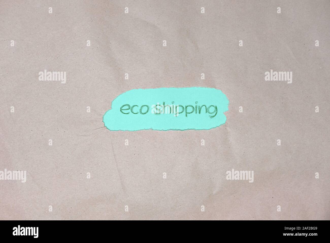 texte « eco shipping » sur le fond de papier d'emballage vert marron. Banque D'Images