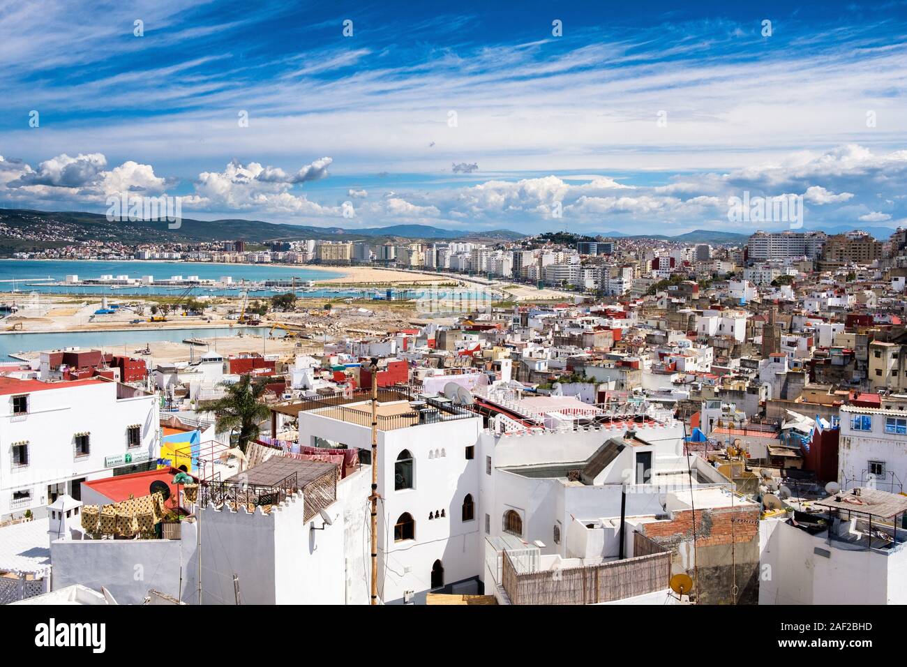 Maroc, Tanger : aperçu de la ville avec la médina, dans l'avant-plan Banque D'Images