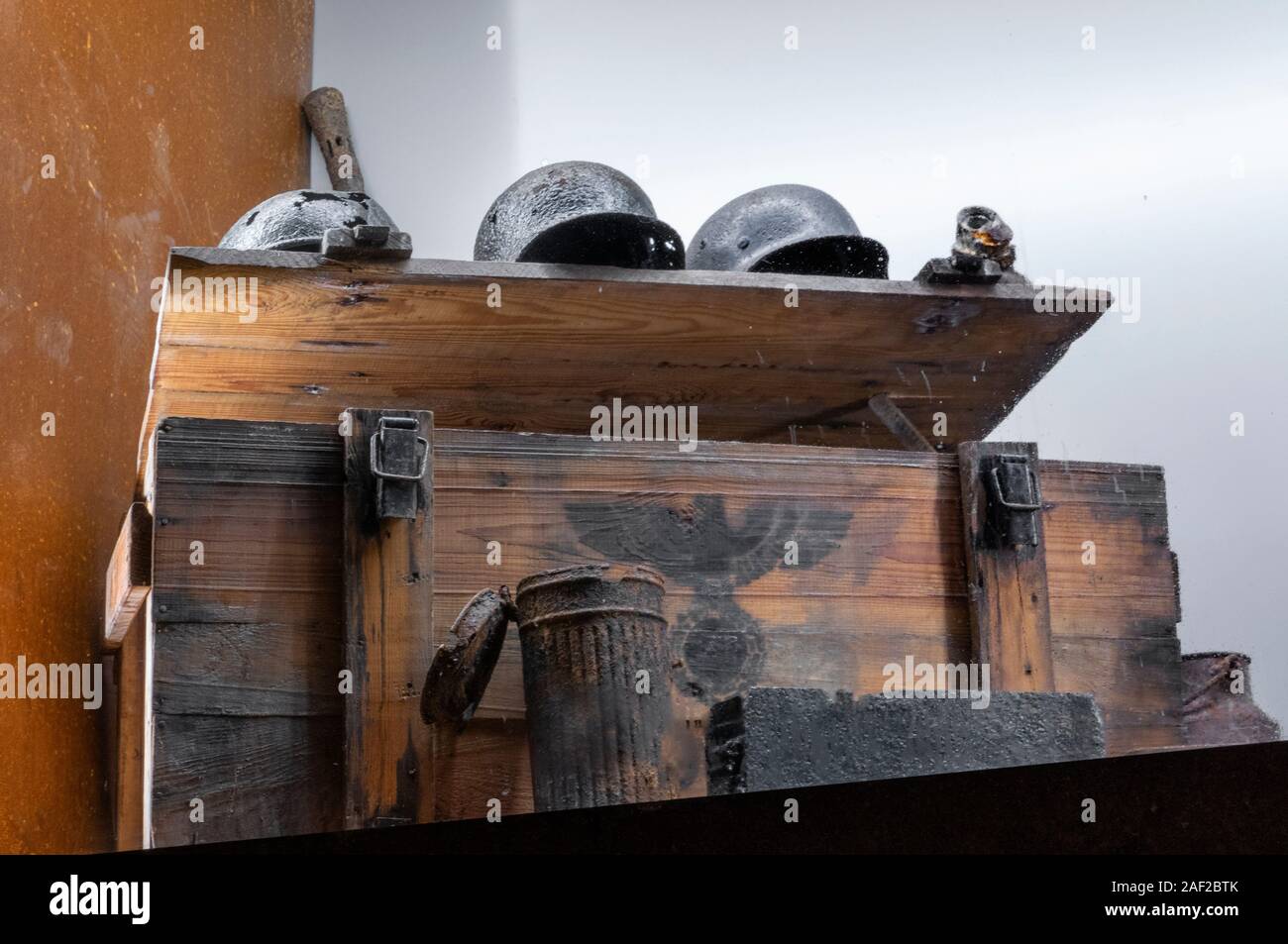 L'Allemagne nazie des reliques, les casques et les bouteilles d'eau à l'Underground Ville nazie Oso ?SŠuferhšhen la wka, novembre 2019, la Pologne. Les bombardements alliés accrue de Na Banque D'Images