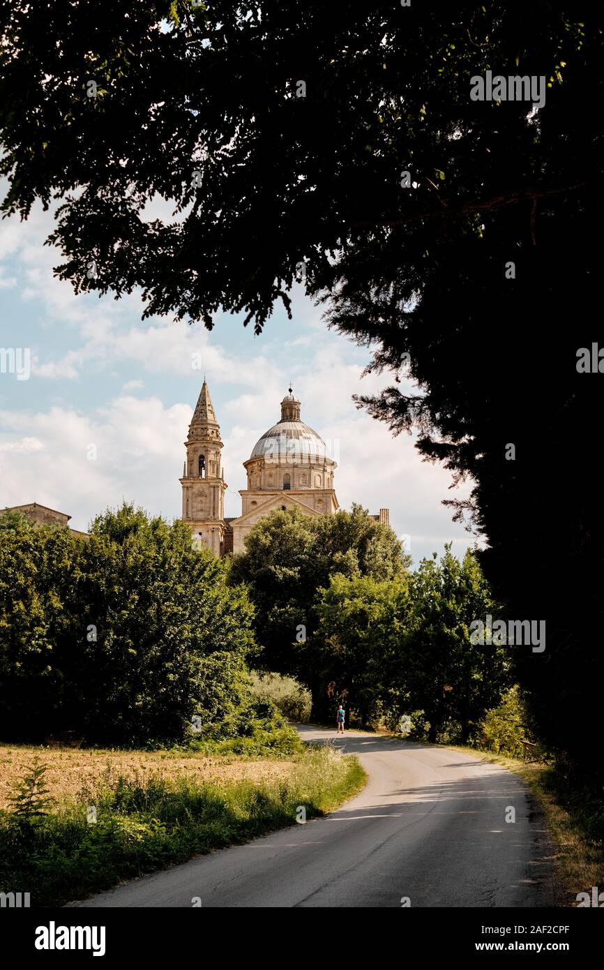 Marcher jusqu'à la fin de la renaissance de l'architecture de l'église San Biagio situé juste en dehors de Montepulciano en Toscane, Italie Le paysage de l'UE Banque D'Images