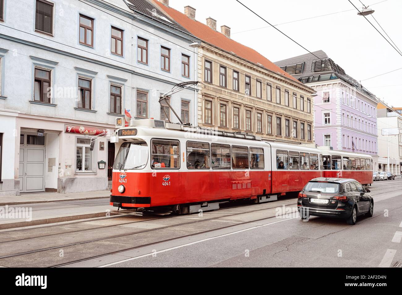 Tramway rouge typique de Rodaun sur Mariahilfer Strasse 60 route de Vienne Banque D'Images