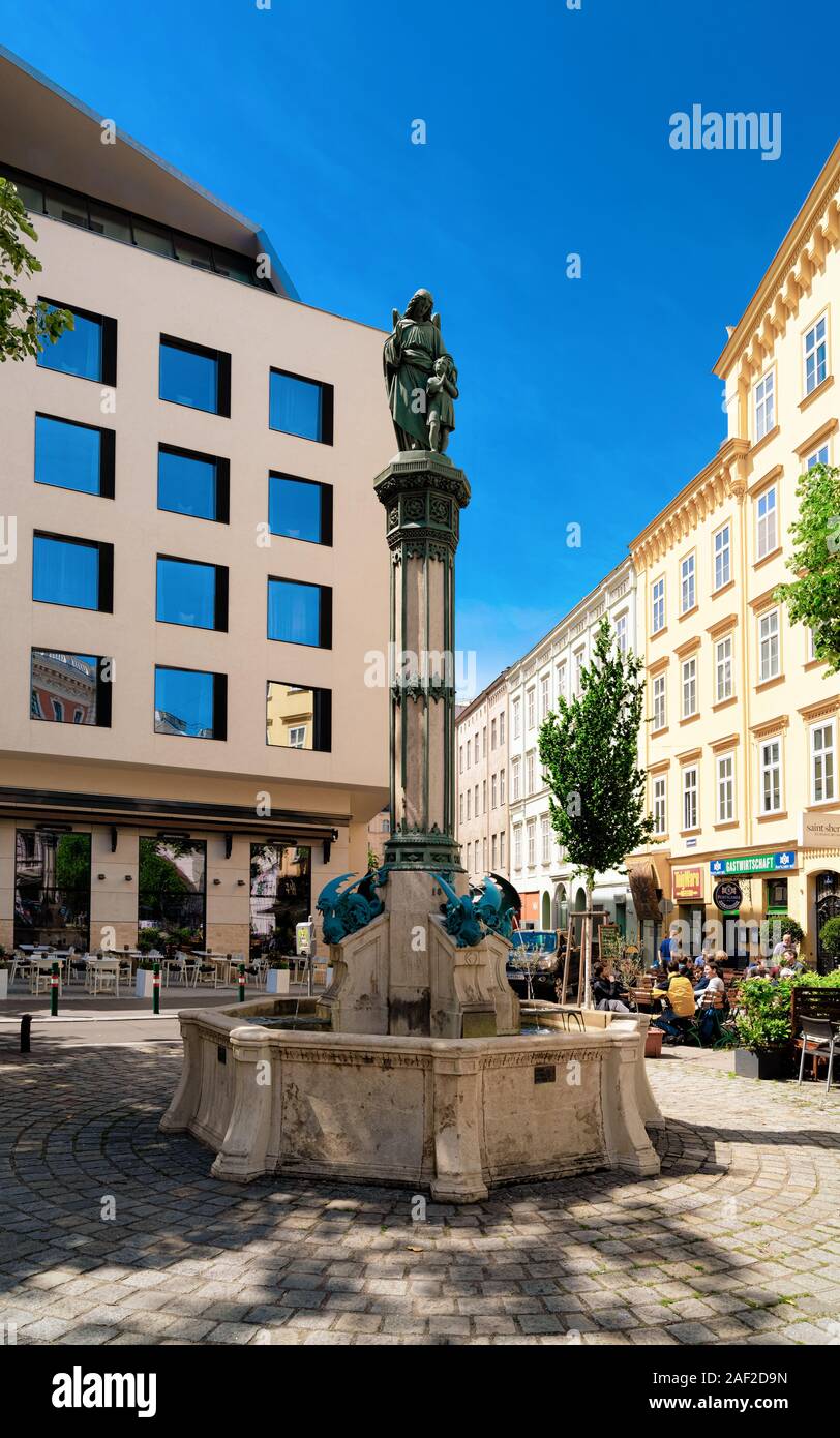 Schutzengelbrunnen Fontaine avec Angel statue sur Rilkeplatz à Vienne Banque D'Images