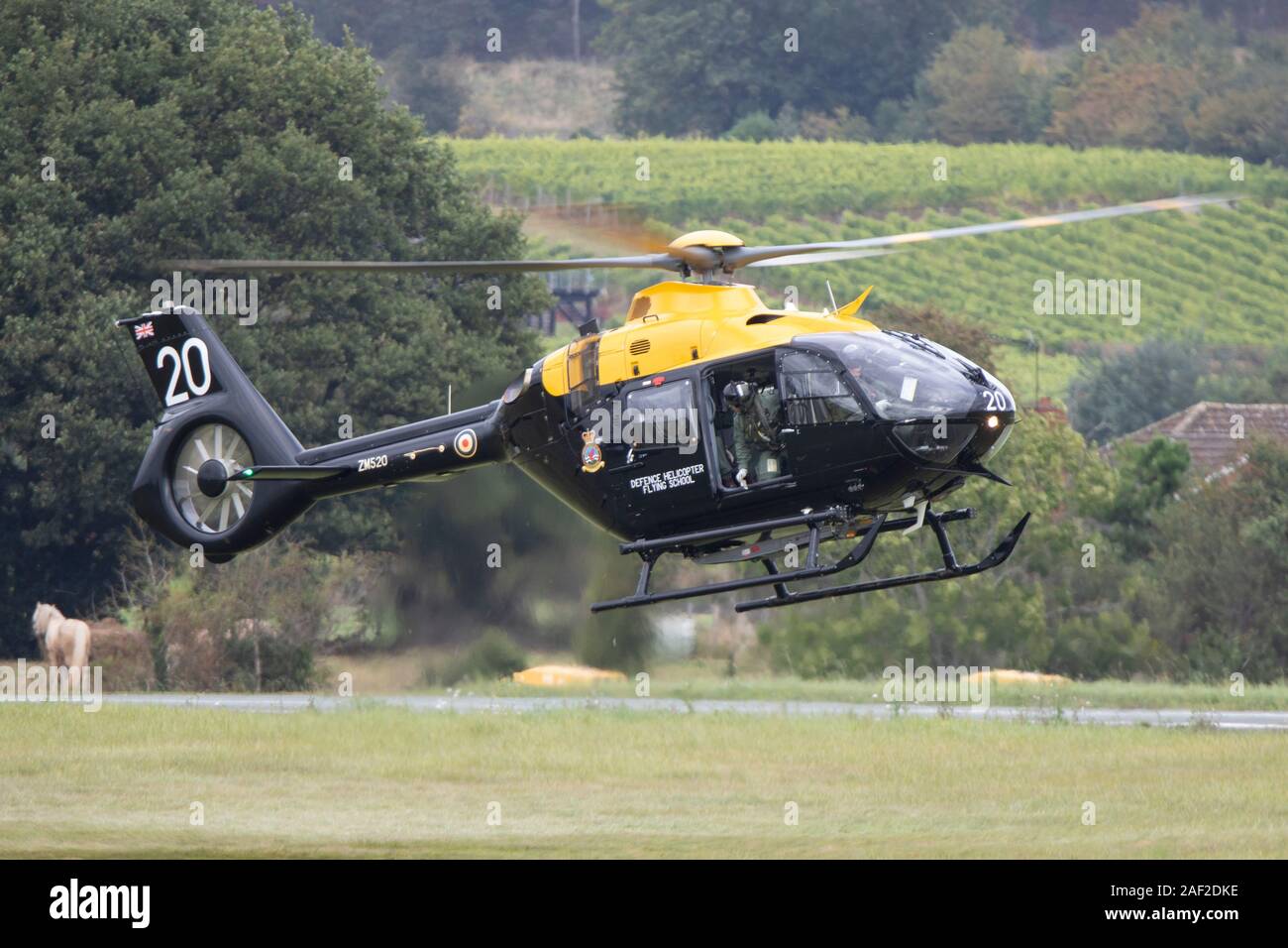 Airbus Helicopters de la RAF hélicoptère Juno HT1 de la DHFS exécutant l'entraînement tactique des équipages d'hélicoptères militaires de l'Armée de terre, de la Marine et de la Royal Air Force Banque D'Images