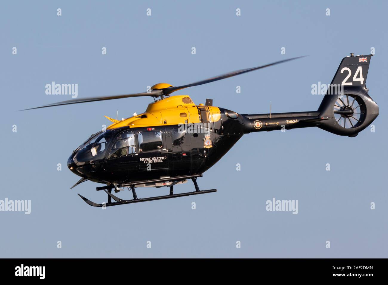 Airbus Helicopters de la RAF hélicoptère Juno HT1 de la DHFS exécutant l'entraînement tactique des équipages d'hélicoptères militaires de l'Armée de terre, de la Marine et de la Royal Air Force Banque D'Images