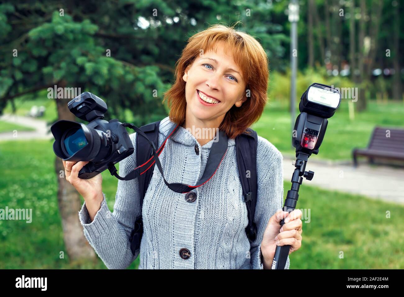 Portrait d'un photographe fille. Girl détient un appareil photo dans ses mains et sourit. Banque D'Images