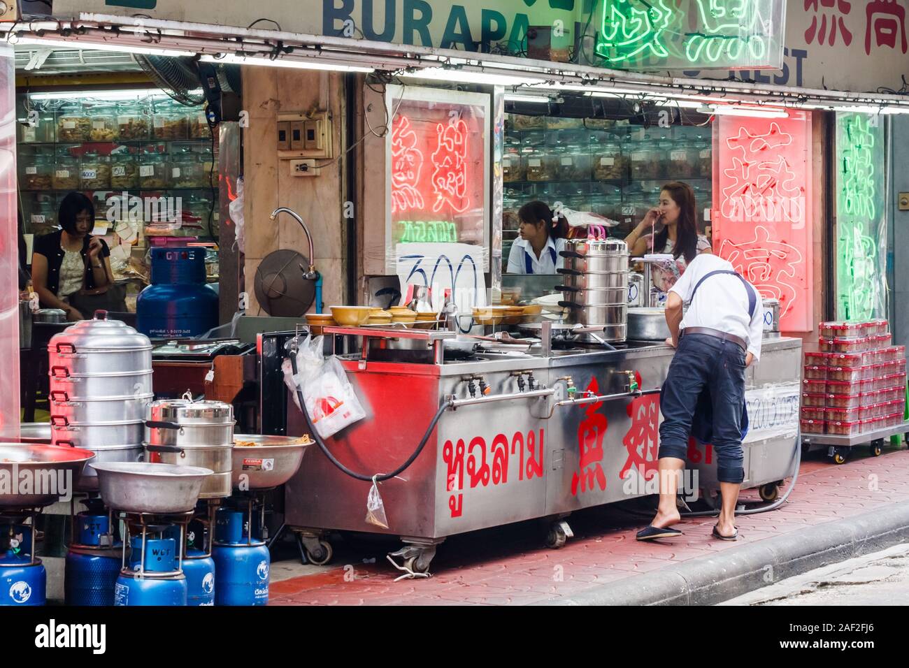 Bangkok, Thaïlande - 26 octobre 2013 : Le restaurant Burapha dans Plaeng Nam Road. Chinatown est la partie la plus ancienne de la ville Banque D'Images
