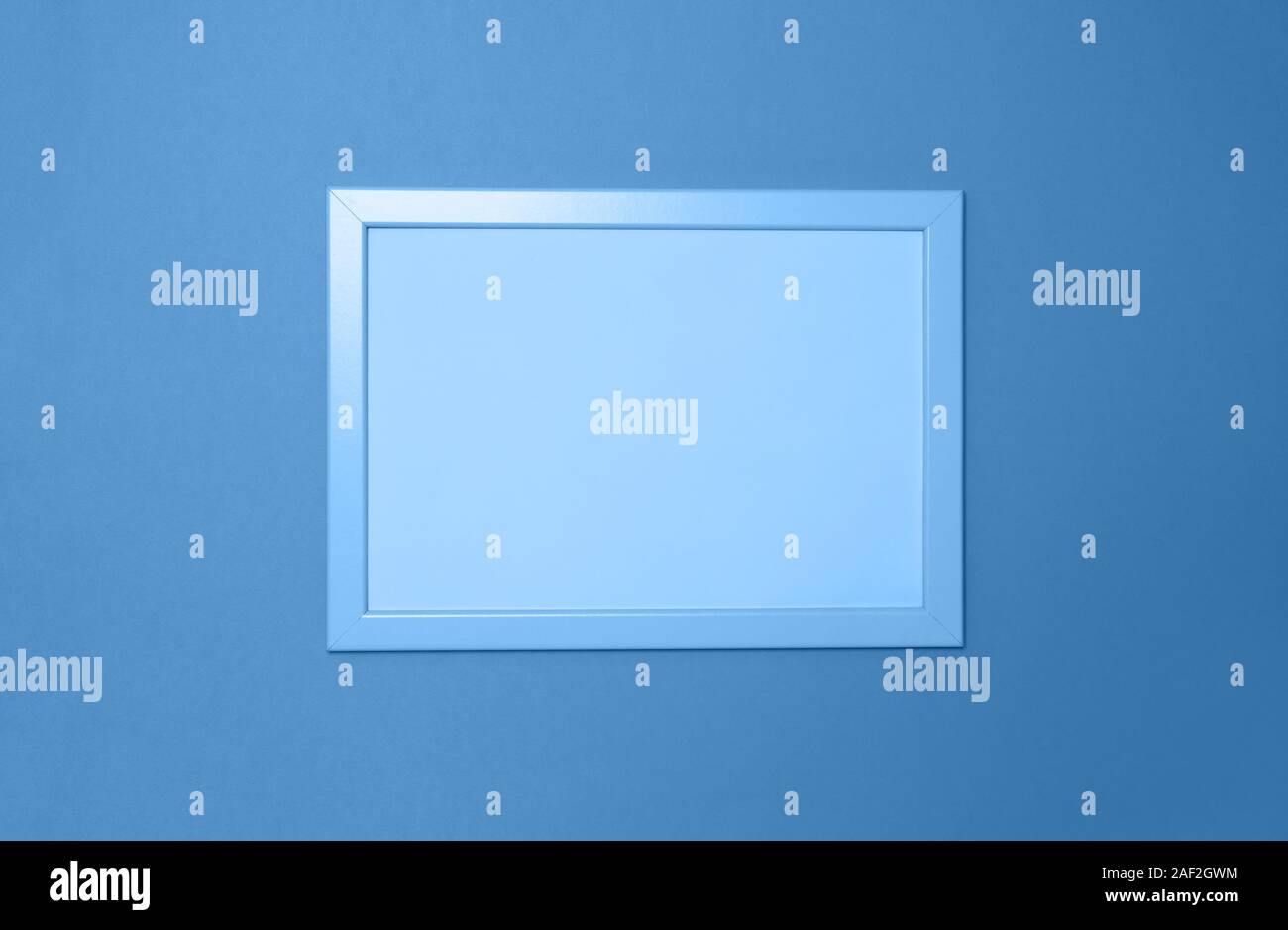 Le photoframe vide dans l'arrière-plan couleur bleu classique. L'espace de copie pour le texte. L'horizontale. Couleur de l'année 2020, concept maquette pour la récolte. Haut de page vi Banque D'Images