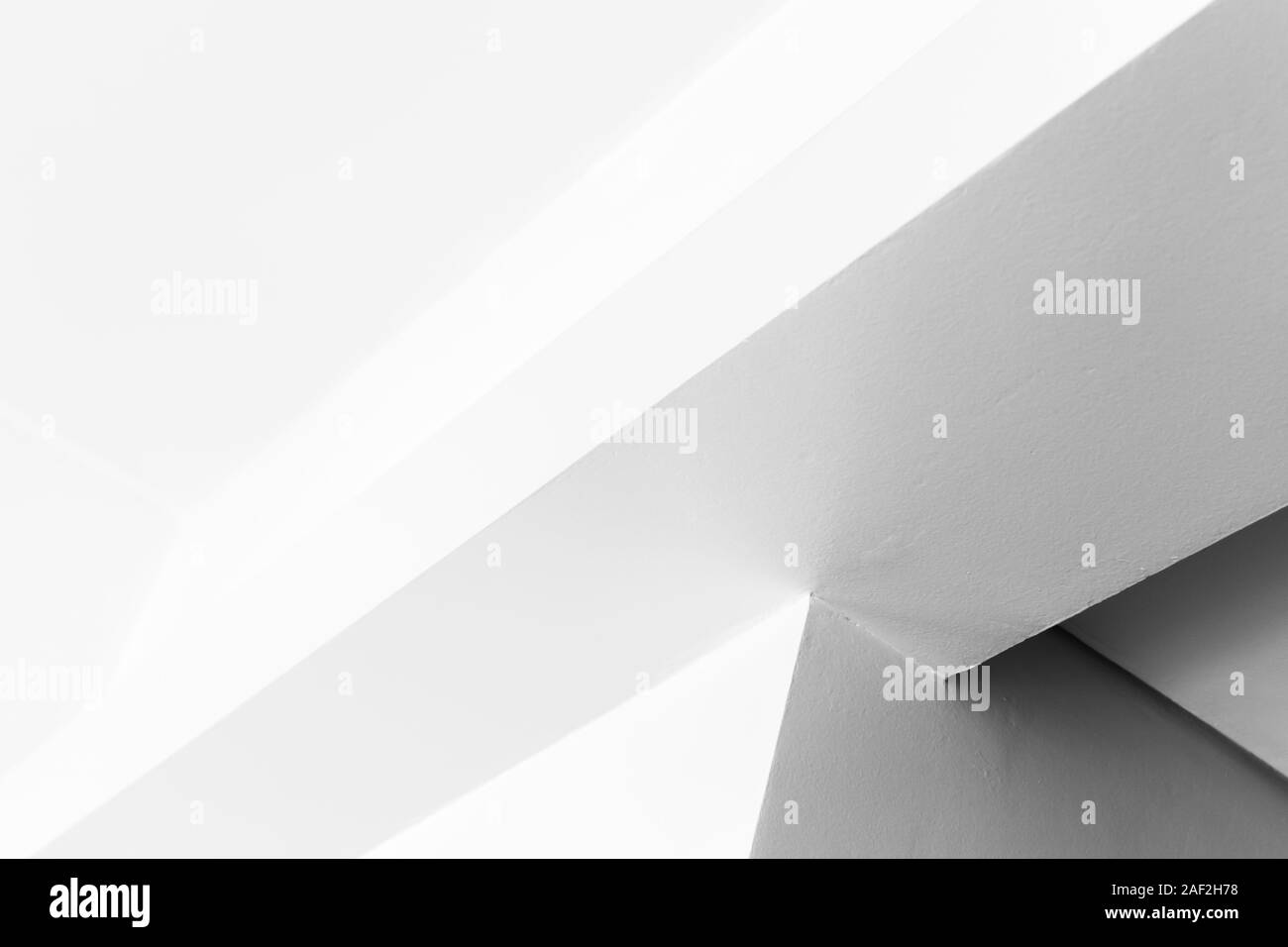 Résumé de l'intérieur minimal blanc, fond photo, fragment avec poutres au plafond Banque D'Images