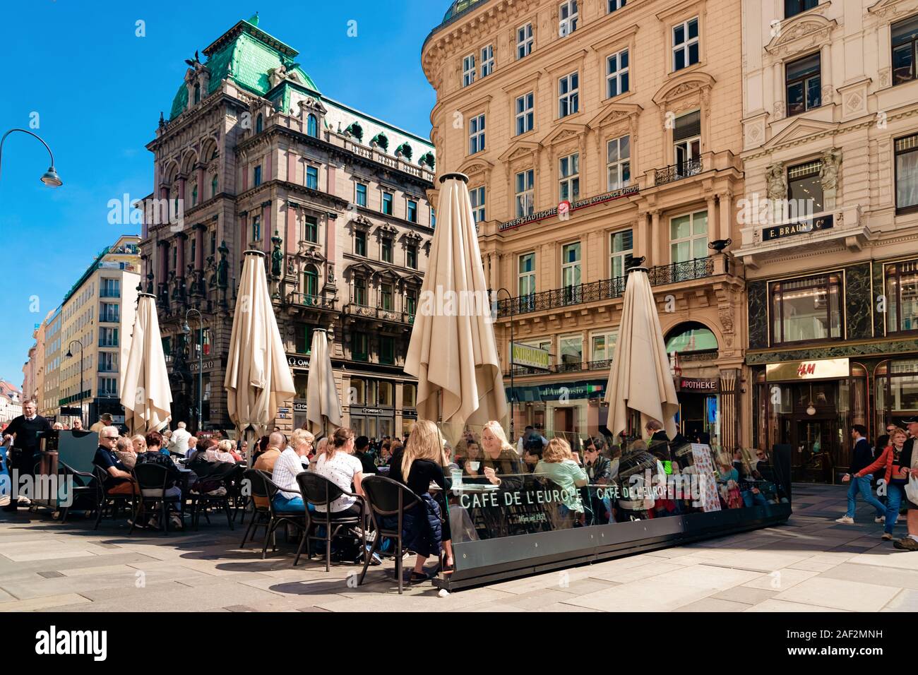 Les gens touristes à ses cafés de rue en rue Graben à Vienne Banque D'Images