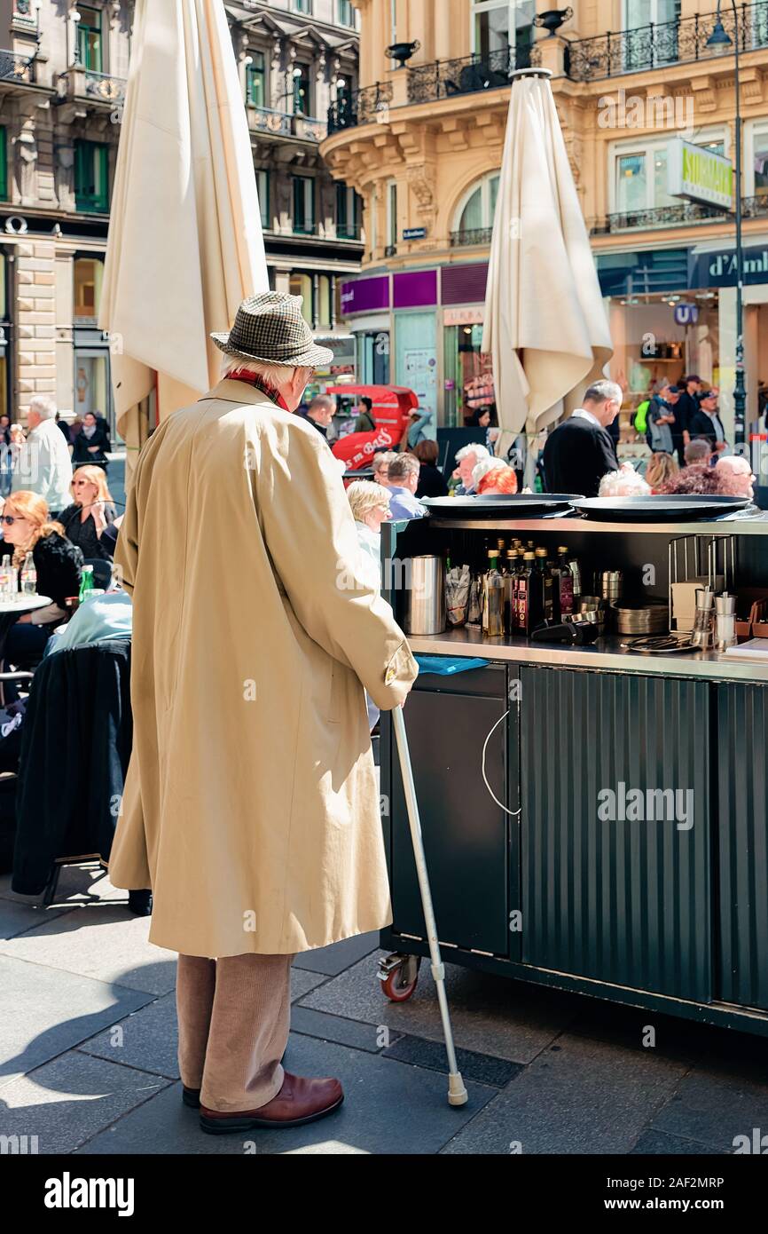 Man voir les gens sur la rue Graben à Vienne Banque D'Images