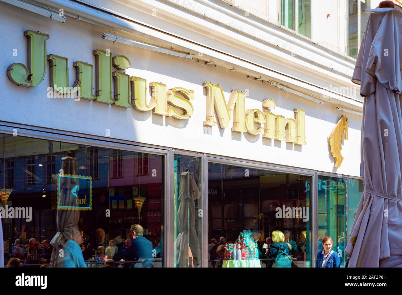 Des gens assis et de boire du café à Julius Meinl cafe Vienna Banque D'Images