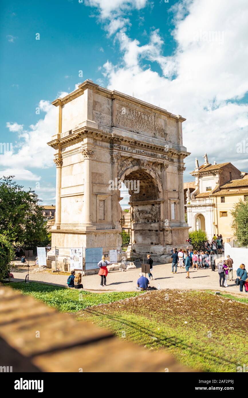 Rome, Italie - 3 octobre, 2019 : Groupe de touristes autour de l'ancienne borne de triomphe de l'empereur Titus Banque D'Images