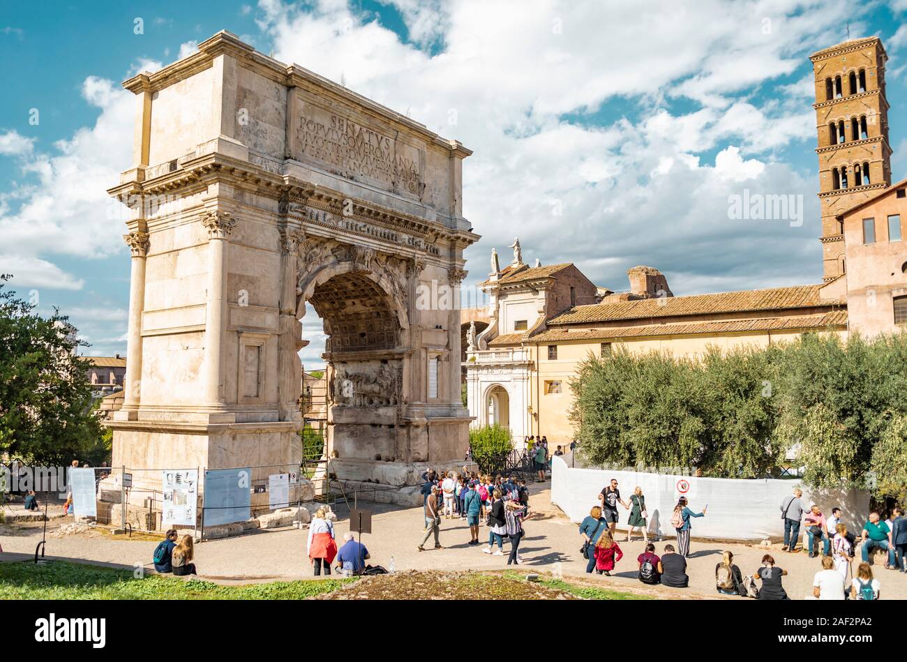Rome, Italie - 3 octobre, 2019 : Groupe de touristes autour de l'ancienne borne de triomphe de l'empereur Titus Banque D'Images