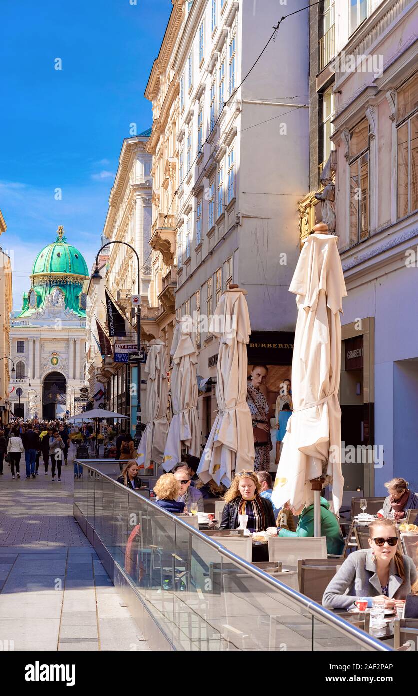 Les gens touristes à ses cafés de rue dans le Vieux Vienne Banque D'Images