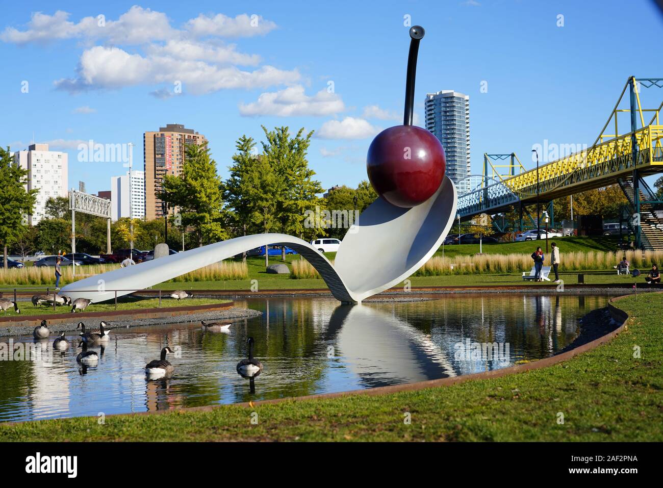 Le Spoonbridge and Cherry au Minneapolis Sculpture Garden. Il est l'un des plus grands jardins de sculptures urbaines dans le pays. Banque D'Images