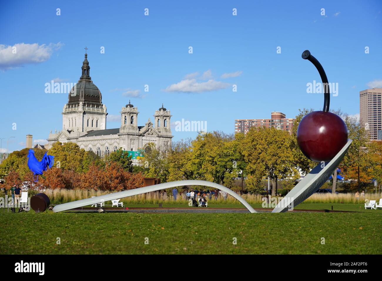 Le Spoonbridge and Cherry au Minneapolis Sculpture Garden. Il est l'un des plus grands jardins de sculptures urbaines dans le pays. Banque D'Images