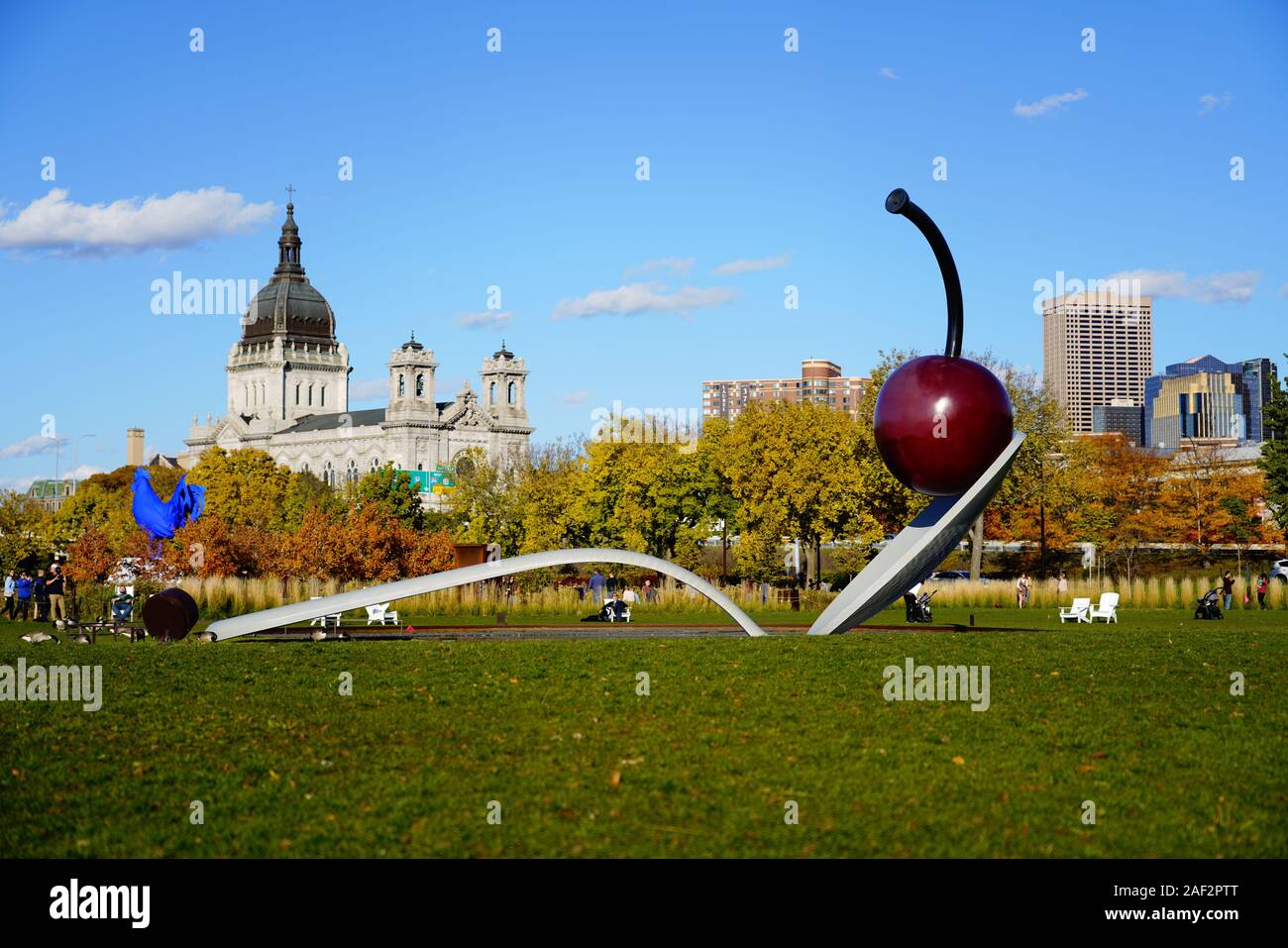 Le Spoonbridge and Cherry au Minneapolis Sculpture Garden. Il est l'un des plus grands jardins de sculptures urbaines dans le pays. Banque D'Images