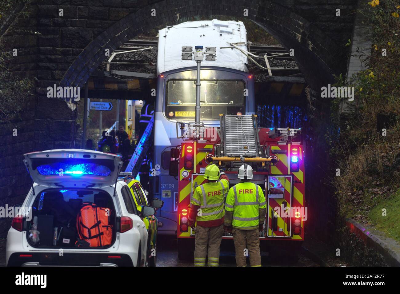 Swansea, Pays de Galles, Royaume-Uni. Jeudi 12 Décembre 2019 Les services d'urgence s'occuper d'un incident sérieux à Swansea, Pays de Galles du Sud après un bus à impériale est entré en collision avec un pont de chemin de fer causant le toit pour être arrachée alors que les passagers étaient à bord. C'est inconnu combien de personnes sont blessées, mais c'est un incident en cours avec au moins une personne a levé l'air à l'hôpital. Crédit photo : Robert Melen/Alamy Live News. Banque D'Images