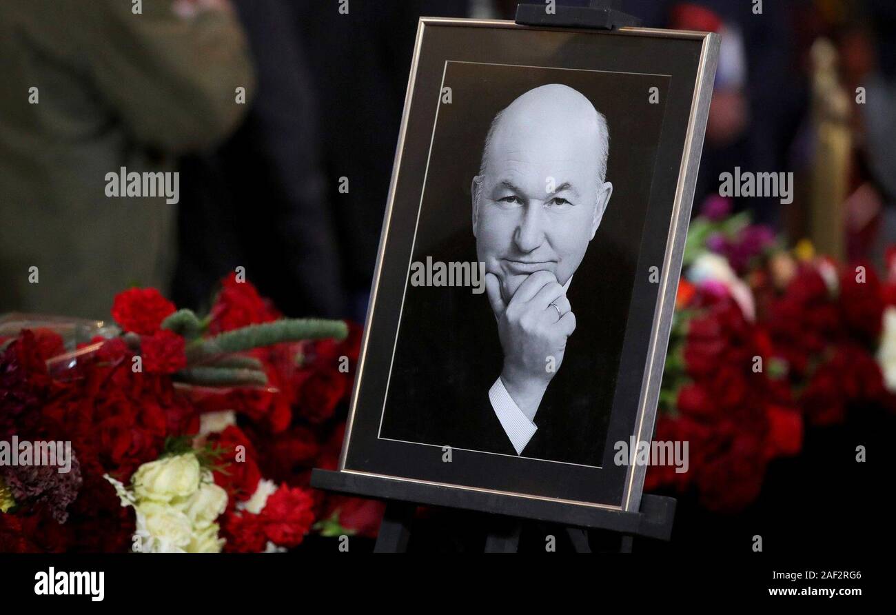 12 Décembre, 2019. - La Russie, Moscou. - Une cérémonie d'adieu pour Yuri Luzhkov, maire de Moscou en 1992-2010, a lieu à la Cathédrale du Christ Sauveur. Banque D'Images