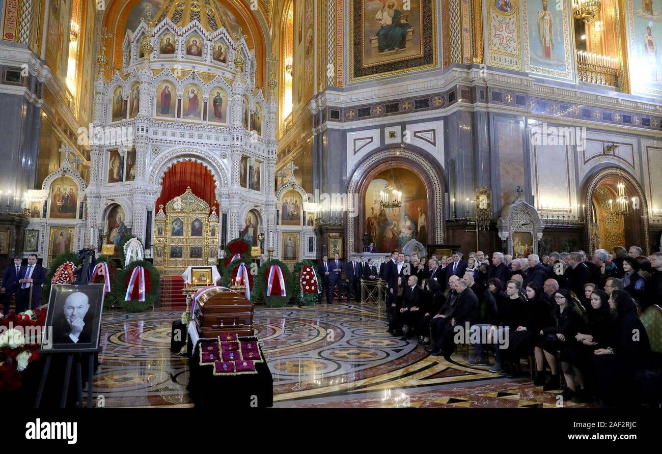 12 Décembre, 2019. - La Russie, Moscou. - Une cérémonie d'adieu pour Yuri Luzhkov, maire de Moscou en 1992-2010, a lieu à la Cathédrale du Christ Sauveur. Banque D'Images