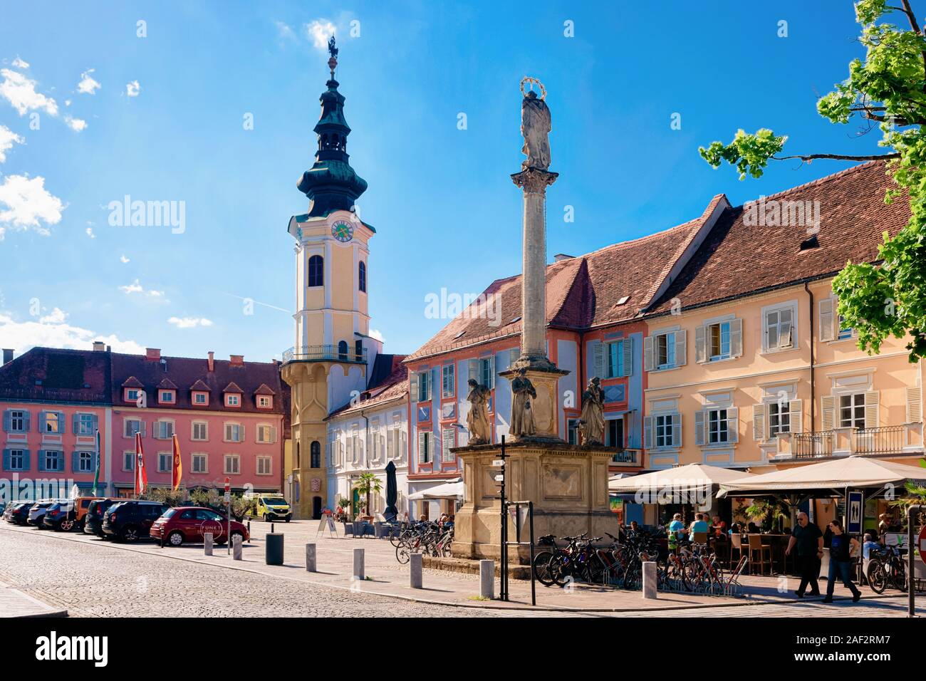 Hôtel de ville et la colonne de la peste les gens à Bad Radkersburg Autriche Banque D'Images