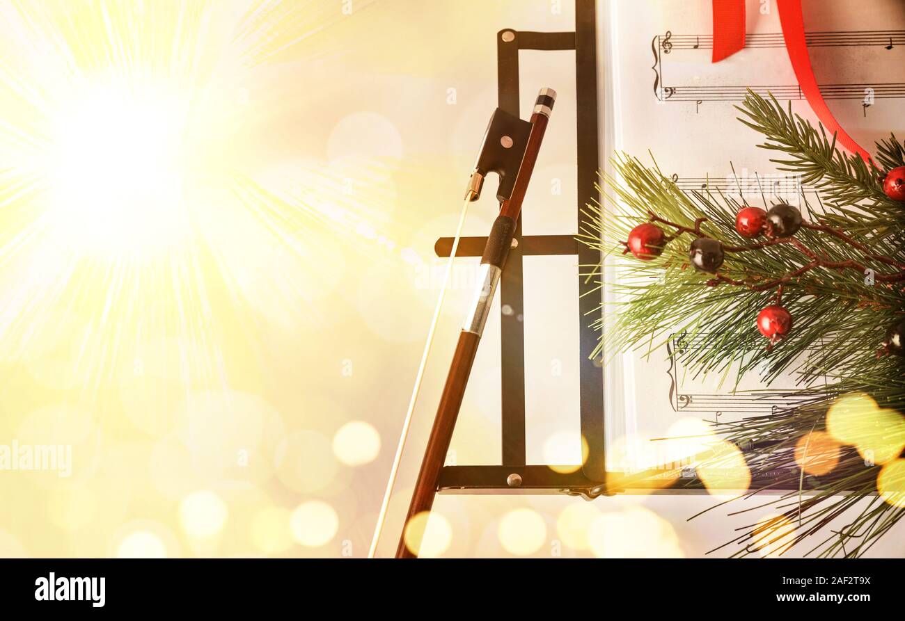 Concert de Noël avec arc et concept stand golden background Banque D'Images