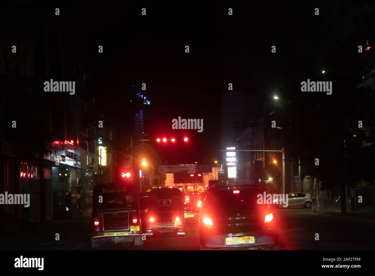Route de nuit dans la ville des lumières des embouteillages de voitures Banque D'Images