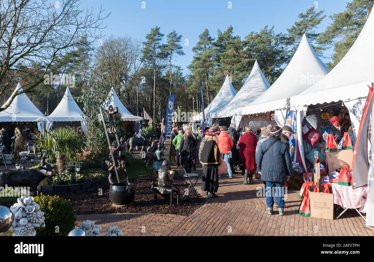 Garderen,Hollande,04-12-2019:personnes visitant l'winterfair avec un marché avant la Noël, c'est un événement annuel où beaucoup de gens viennent à par des produits Banque D'Images