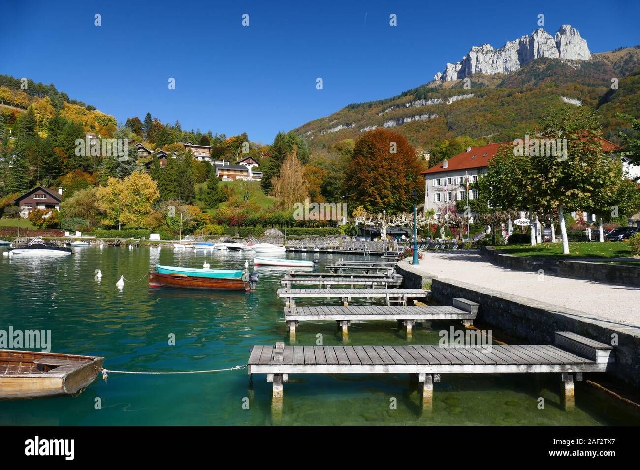 Baie de talloires port de plaisance Banque de photographies et d’images à haute résolution Alamy