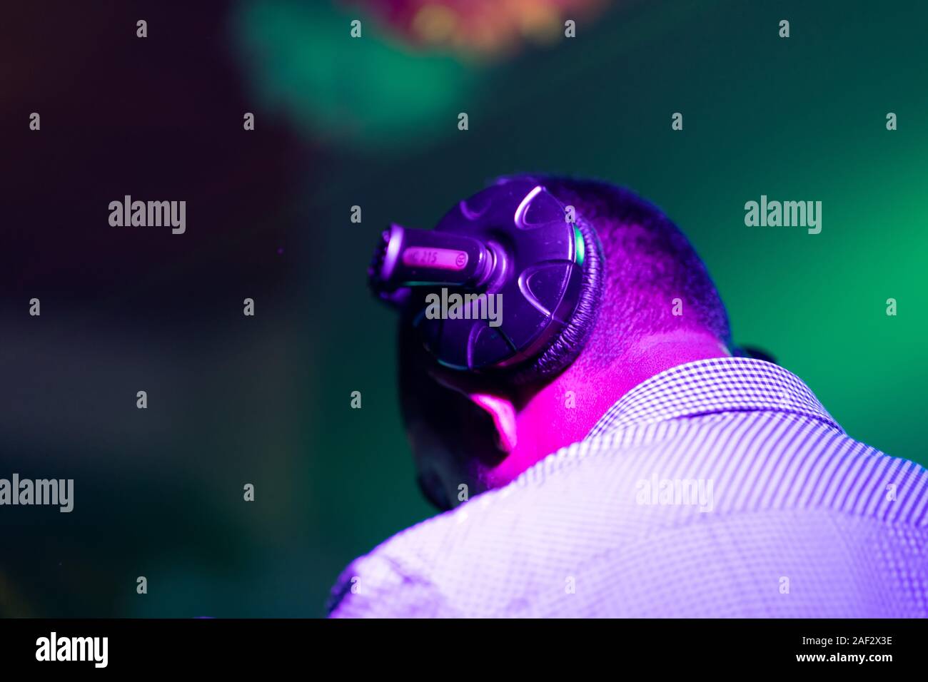 Jouer Dj disco house electro progressive au concert de musique Banque D'Images