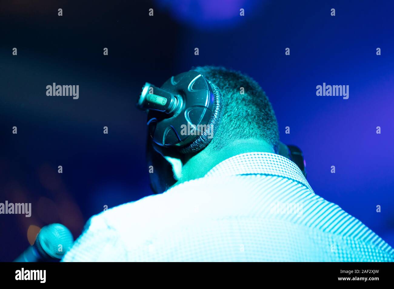 Jouer Dj disco house electro progressive au concert de musique Banque D'Images