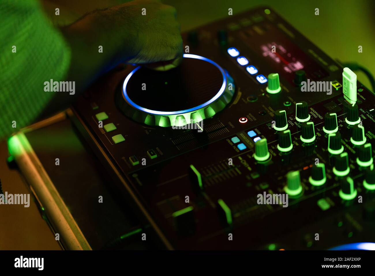 Club DJ joue de la musique sur scène en boite.Main de disc jockey son réglage de volume.L'équipement audio professionnel sur music festival Banque D'Images