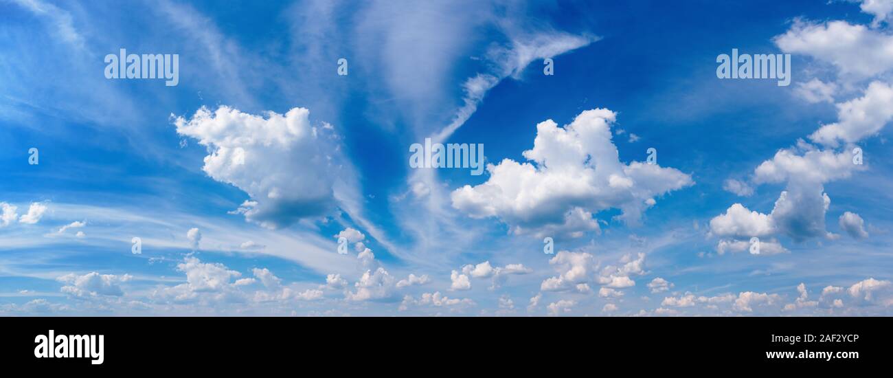 Panorama de l'blue cloudy sky. Nature fond Banque D'Images