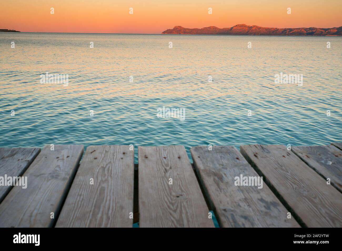 Photo de vacances d'été. Les couleurs de la mer et de la jetée de matin Banque D'Images